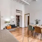 Trastevere At Piazza Giuditta Arcuati Suite